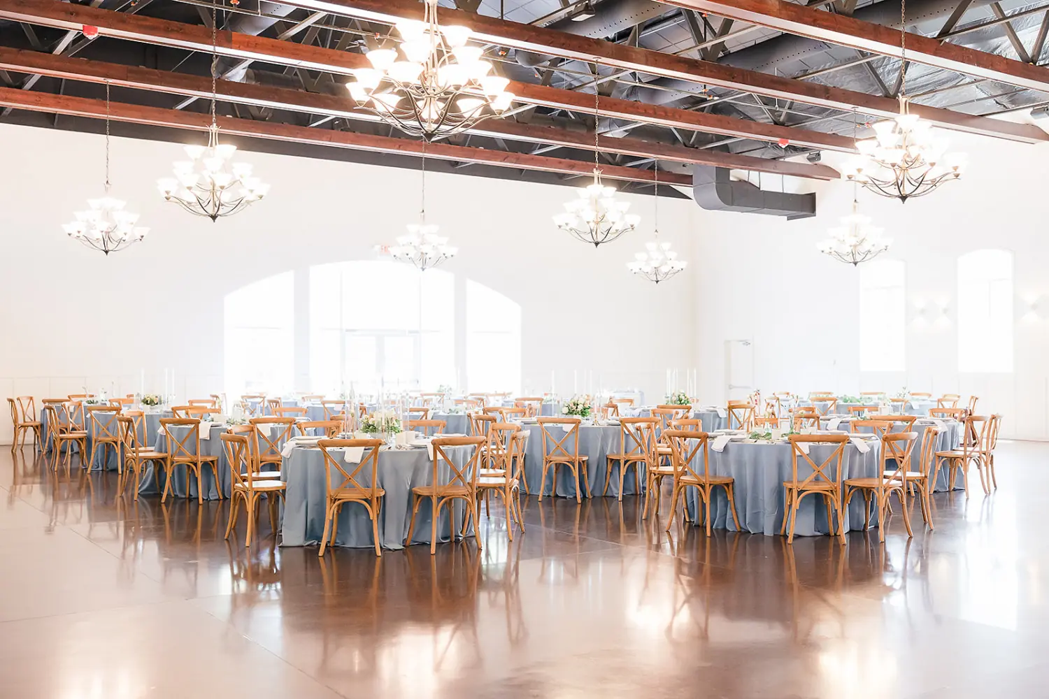 The full hall, ready for guests