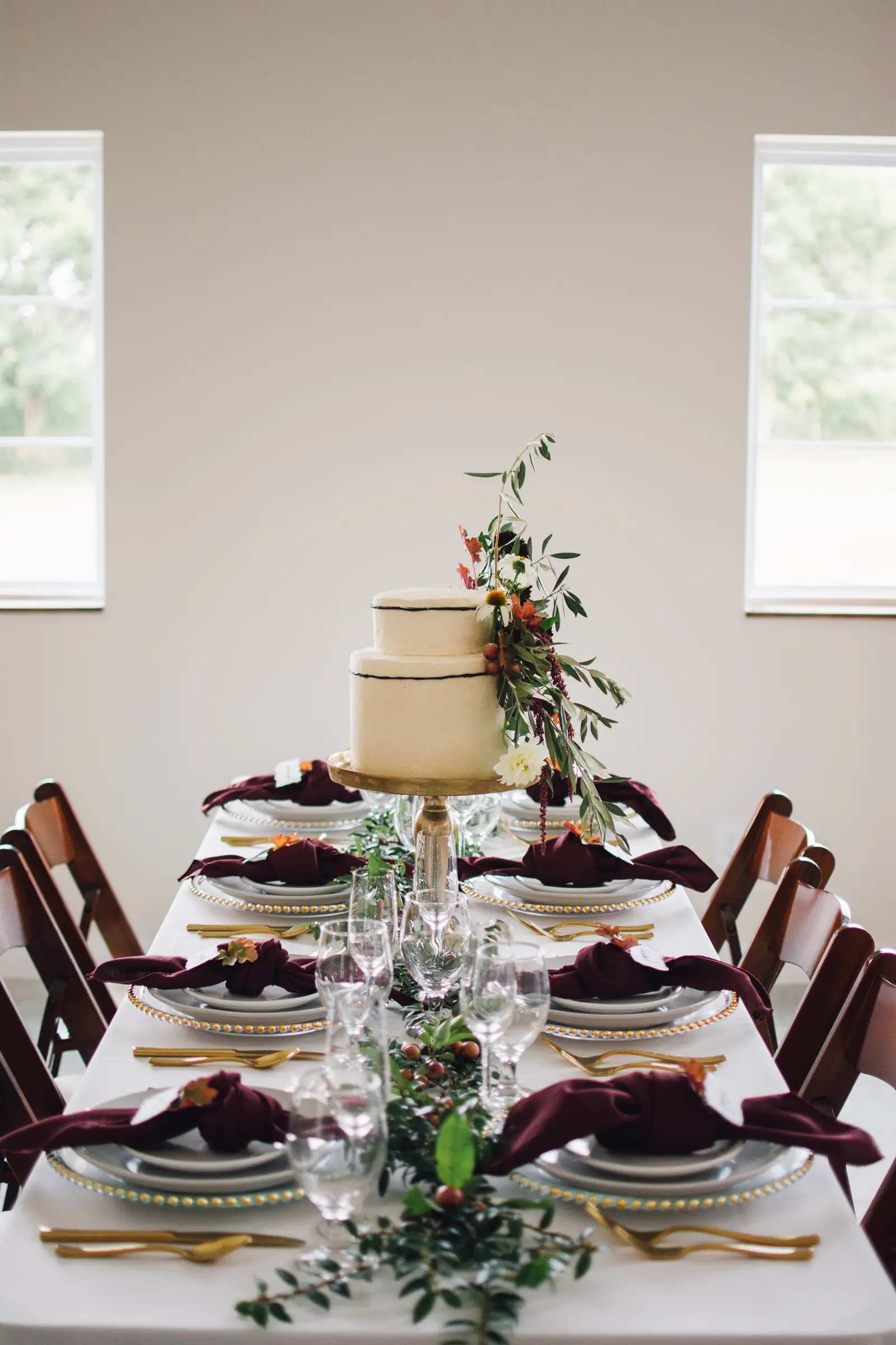 Guest tables with the wedding cake